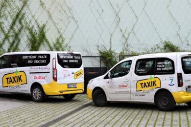 Senioři v Praze 7 mají k dispozici další Taxík Maxík.