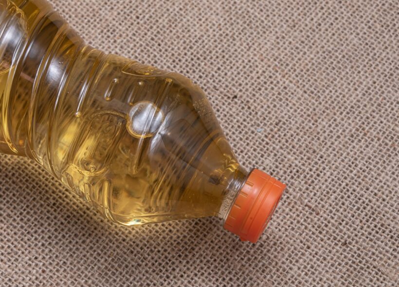 Správný postup likvidace kuchyňských olejů a tuků: Vychladlý olej nalijte do PET lahve (nikdy ne skleněné!). Až bude láhev plná, vyhoďte ji do kontejneru na tuky.