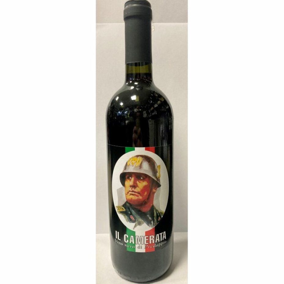Italové jsou k Mussolinimu shovívaví. Běžně se dá koupit alkohol s jeho podobiznou. 