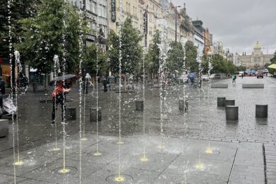Trysky fontána ve spodní části  Václavského náměstí mohou vynést vodu až do výše 5 metrů.