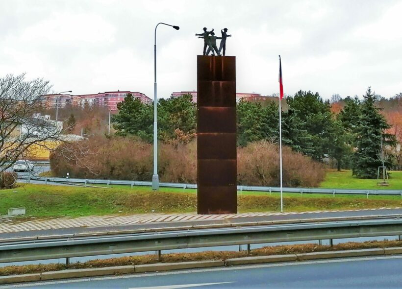 Památník operace Anthropoid se nachází v místě bývalé Kobyliské zatáčky. Tady se uskutečnil atentát na říšského protektora Reinharda Heydricha. 