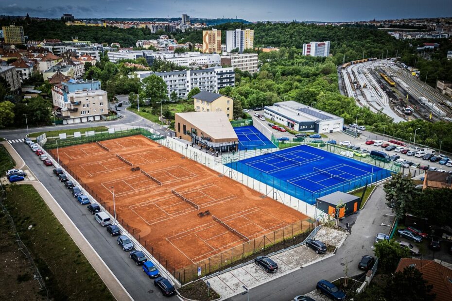 Pohled na celý areál tenisového klubu.