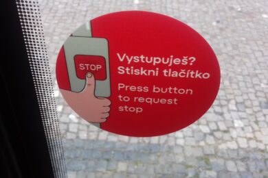 Nálepka pro stisknutí tlačítka pro zastavení autobusu nebo trolejbusu bude na každých dveřích.