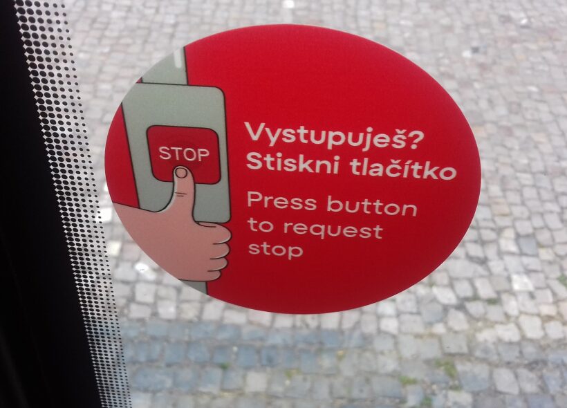 Nálepka pro stisknutí tlačítka pro zastavení autobusu nebo trolejbusu bude na každých dveřích.