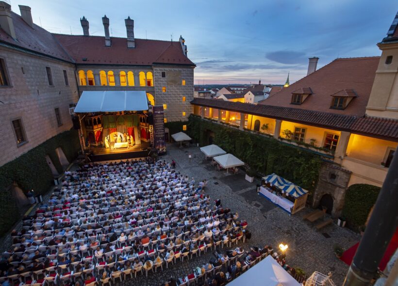 Muzikál Noc na Karlštejně má stejně nejlepší atmosféru přímo na nádvoří hradů a zámků.