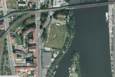 Zastupitelé hl. m. Prahy schválili změnu územního plánu, které celý téměř tříhektarový sportovní areál u železničního mostu převádí do smíšené funkce. Zelenou tak dostane developerský projekt Šemíkův břeh.