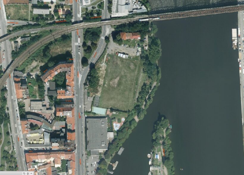 Zastupitelé hl. m. Prahy schválili změnu územního plánu, které celý téměř tříhektarový sportovní areál u železničního mostu převádí do smíšené funkce. Zelenou tak dostane developerský projekt Šemíkův břeh.