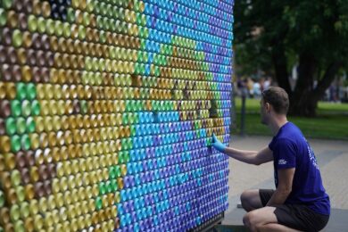 V Praze tvorba obří barevné stěny PixelCan potřebovala více než 2000 plechovek.