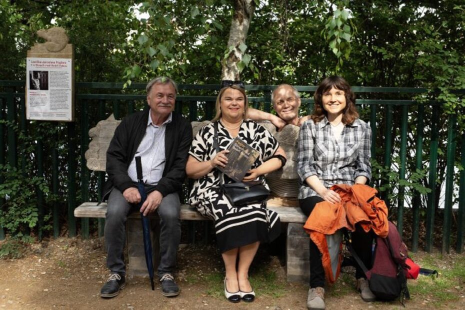 Na nové Foglarově lavičce sedí zprava řezbářka Magdalena Mézlová, starostka Prahy 5 Radka Šimková (uprostřed) a radní Milan Vrkoč.