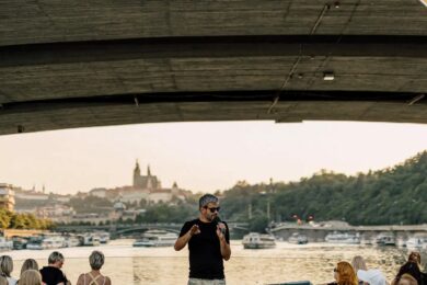 Komentovaná prohlídka pod pražskými mosty. 