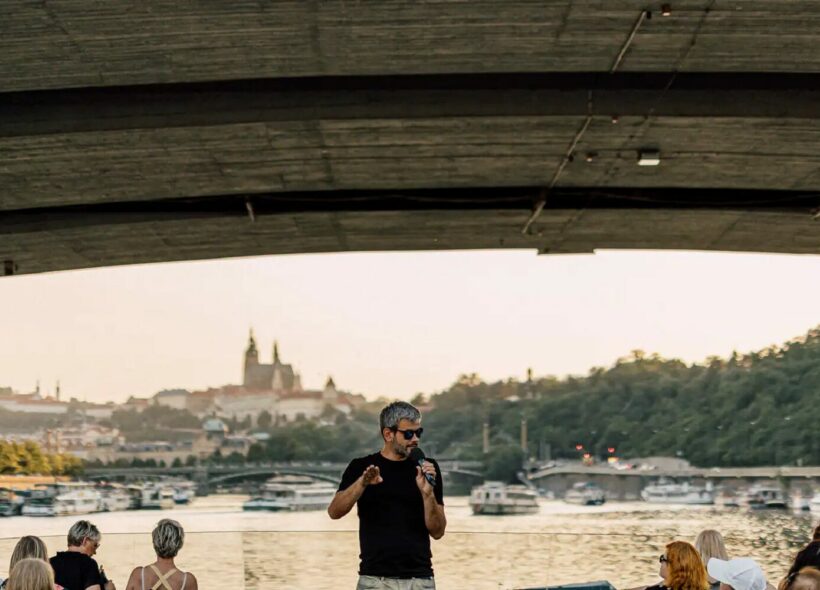 Komentovaná prohlídka pod pražskými mosty. 