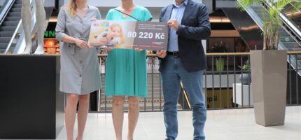 Finance z proplaceného šeku budou použity na pomoc rodinám s dětmi v městské části Praha 13, kde Farní charita Stodůlky působí.